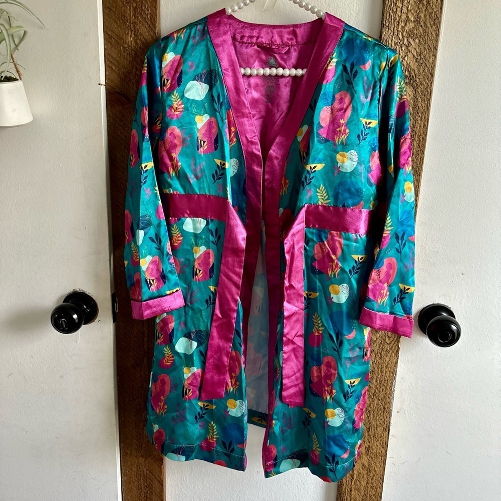 Rare Disney Frozen Girl’s Silky Robe Size 7/8 ADORABLE
Seriously the cutest robe